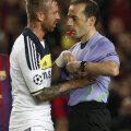 Raul Meireles s-a rugat de arbitru să nu-i dea ”galben”, dar turcul Cuneyt Cakir nu l-a iertat (foto: Reuters)