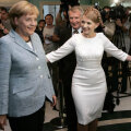 Angela Merkel (stînga), la o vizită în Ucraina în 2008, alături de Iulia Timoşenko