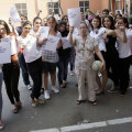 Finala spaniolă i-a divizat pe elevii de la "Cervantes": în stînga, fanii lui Bilbao, în dreapta, cei ai lui Atletico Madrid