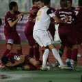 Scenă din confruntările care au dus la întreruperea derbyului clujean