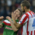ÎN BRAŢELE DISPERĂRII. La 19 ani, Iker Muniain (Bilbao), cel mai tînăr jucător al finalei, nu a putut fi calmat de nimeni. Cu atît mai puţin de madrilenul Mario Suarez // Foto: Cristi Preda