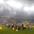 Suporterii Fenerului au luat cu asalt terenul de joc. Din tribune "plouă" cu scaune