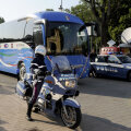 Autocarul Italiei flancat de poliţie. Jucătorii squadrei se tem că, în orice moment, oamenii legii i-ar putea ridica din cantonament. Chiar şi la Euro // Foto: Guliver/GettyImages
