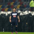 Kobiașvili nedumerit în timp ce poliția restabilea ordinea pe stadionul din Dusseldorf (foto: Reuters)