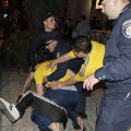 Polițiștii sînt nevoiți să intervină în forță pentru a-i separa pe bătăuși // Foto: Reuters