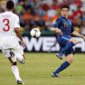 Nasri (dreapta) preia mingea cu călcîiul. Ashley Cole se repede spre el // Foto: Reuters