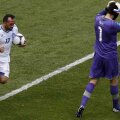 Petr Cech (dreapta), afectat de gafa făcută la golul lui Gekas // Foto: Reuters