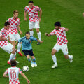 Şase croaţi, Modrici, Mandzukici, Rakitici, Vukojevici, Corluka şi Vida (de la stînga la dreapta), îl vînează pe micuţul Iniesta // Foto: Mediafax/AFP