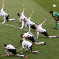 Joachim Low nu s-a abătut nici un moment de la strategia sa de a folosi sistemul 4-2-3-1, chiar şi atunci cînd a efectuat schimbări pe parcursul meciului, a modificat post pe post