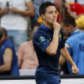 Samir Nasri, imediat după golul cu Anglia, cînd i-a făcut semn jurnalistului de la L'Equipe să-şi ţină gura închisă // Foto: Reuters