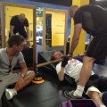 Mertens
(stînga) îl
asistă pe
Neșu la
exercițiile
de forță