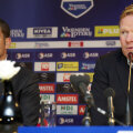 Frank de Boer (stînga) şi Ronald Koeman, la aceeaşi masă, sezonul trecut, în timpul unei conferinţe de presă după un Clasic Feyenoord - Ajax // Foto: Guliver/GettyImages