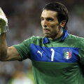 Buffon n-a putut fi învins de nemți din 10 șuturi decît din penalty. Golul lui Ozil din final n-a mai contat // Foto: Reuters