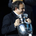 Michel Platini şi copilul său, trofeul Euro // Foto: Reuters