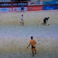 Gîndac se împiedică și trimite mingea chiar în poarta sa