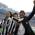 Antonio Conte, împreună cu soția Elisabetta și fetița Vittoria, riscă să-și ia adio de la Ligă // Foto: Reuters