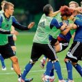 Filmul incidentelor de la Hamburg: Son (păr roşcat) se răzbună pe nevinovatul Tolgay (dreapta)