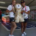 Daniela Dodean (stînga) și
Eliza Samara (dreapta) au îndrăgit
mascota întrecerilor de la Londra
Foto: Raed Krishan (Londra)