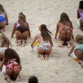 Majoretele de la beach-volley în acțiune (foto: Reuters)