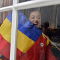 Corina Căprioriu priveşte în viitor, arătînd steagul României