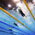 Ye Shiwen (în centru), noua rachetă subacvatică a Chinei, a înotat singură la această Olimpiadă // Foto: Reuters