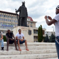 Varela i-a fotografiat pe Dias, Caue și Reis (de la stînga la dreapta) la statuia lui Ștefan cel Mare