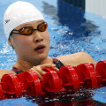 Ochii mari ai campioanei. Chinezoaica Jiao Liuyang a făcut o cursă de aur, şi de record olimpic, la 200 m fluture şi se uita mirată la rivale: eu sînt prima? // Foto: Reuters