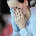 Simona Gherman își
acoperă ochii plini de
lacrimi