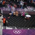 Hei, voi ce faceţi aici?
Toată lumea rîde de striperii de ocazie, mai puţin un steward (stînga, cu vesta Jocurilor Olimpice), care gesticulează nervos spre cei trei curajoşi
Foto: Reuters