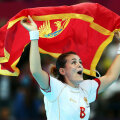 Marija, fericită, fluturînd steagul Muntenegrului // Foto: Reuters