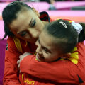 Moment de efuziune între două generaţii între care se mai află altă generaţie: Cătălina Ponor şi Diana Bulimar