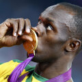 Usain Bolt şi una din medaliile obţinute la Londra. // Foto: Reuters
