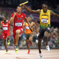 Usain Bolt sprintează spre legendă. Americanul Bailey (stînga) e departe // Foto: Reuters