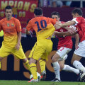 De fiecare dată cînd punea piciorul pe minge, Messi era înconjurat de cel puţin trei "cîini"