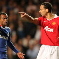 Rio Ferdinand (dreapta) se ceartă cu Ashley Cole