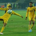 Cleiton Xavier (dreapta) şi Taison (la minge) au mari şanse să plece de la Metalist // Foto: A. Osipov