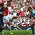 Podolski, în tricou roșu, nu reușește să-l învingă nici acum pe portarul lui Sunderland