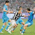 Liliputanul Giovinco (1,64 m), noua forţă a lui Juve, se bate cu 3 napoletani în acelaşi timp // FOTO: Guliver/GettyImages