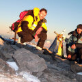 Cei doi alpinişti români, în vîrful muntelui.