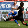 Dzsudzak, stînga, marchează golul doi al dinamoviștilor. Viitorul adversar al tricolorilor în preliminariile CM 2014 a fost omul meciului