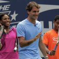 Roger Federer, împreună cu Kim Clijsters, Serena Williams şi tînărul Woodie McKnight, în timpul Kids' Day de la US Open // Foto: Reuters