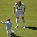 Şi viitorul familiei Modrici se leagă de Real Madrid: Ivano, puştiul mijlocaşului, se îndreaptă cu mingea la picior spre tatăl său // Foto: Reuters