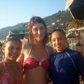 Larisa Iordache şi Diana Bulimar, la Agios Gordios Beach, în insula Corfu, împreună cu o admiratoare
