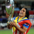 După trofeul EL, cucerit la Bucureşti, Falcao a sărutat şi Supercupa Europei // Foto: Guliver/GettyImages