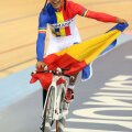 Eduard-Carol Novak a sărbătorit cu tricolorul victoria din proba de urmărire // Foto: guliver/GettyImages