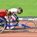Cărucioarele în care cele două sportive se întrec la atletism sînt foarte costisitoare. La nivelul unei maşini bune, la mîna a doua