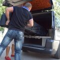 Henry, urcat pentru a fi
transportat la aeroport. Avea
să fie întors peste 30 de minute
