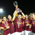 Claudiu Bumba ridică deasupra capului Supercupa Italiei, luată în premieră de AS Roma Primavera // Foto: Guliver/GettyImages