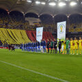 Un tricolor imens i-a însoţit pe fotbaliştii naţionalei în timpul intonării imnurilor.