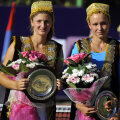 Irina Begu (stînga) şi învinsa sa, Donna Vekici, s-au îmbrăcat în port tradiţional uzbek, iar apoi au pozat cu trofeele // Foto: Agerpres